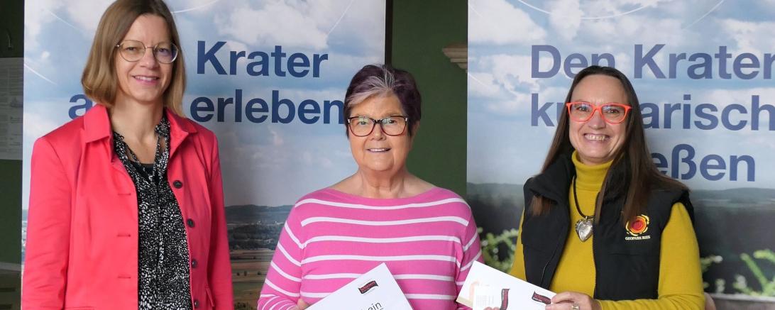 V. l. n. r.: Cornelia Bäuml (Geopark Ries e. V.), Gewinnerin Erna  Taglieber, Heike Burkhardt (Geschäftsführerin Geopark Ries e. V.)