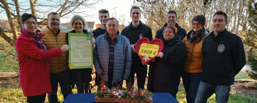 Das Bild zeigt von links: Erika Liebsch, Dietmar und Yvonne Schmid, Adam Wagle (vorne, Kirchenwirt), Tobias Jakob und Tobias Halbmeir (hinten, Landjugend), Alexandra und Werner Grünwald, Beate Oßwald und Andreas Hörmann (Fischereiverein).