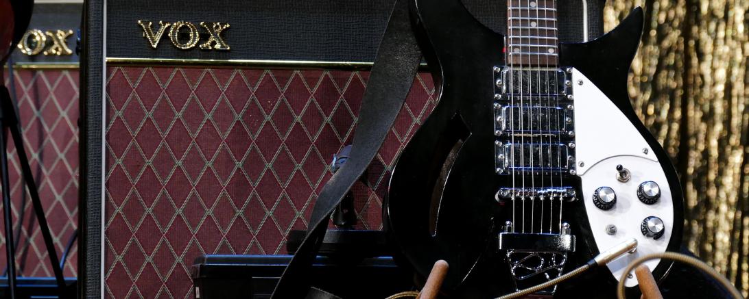 Eine schwarze E-Gitarre mit Verstärker.