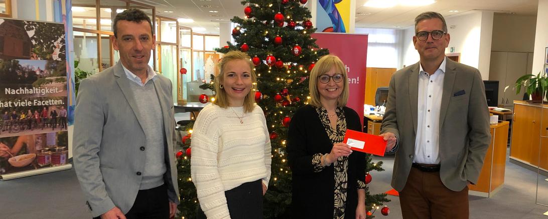 Rupert Heckel (Stiftung Stadtsparkasse Rain am Lech), Julia Schmalbach und Hedwig Rehm (beide Helferkreis Rain e.V.) und Nils Niermann (Vorstand Sparkasse Neuburg-Rain).