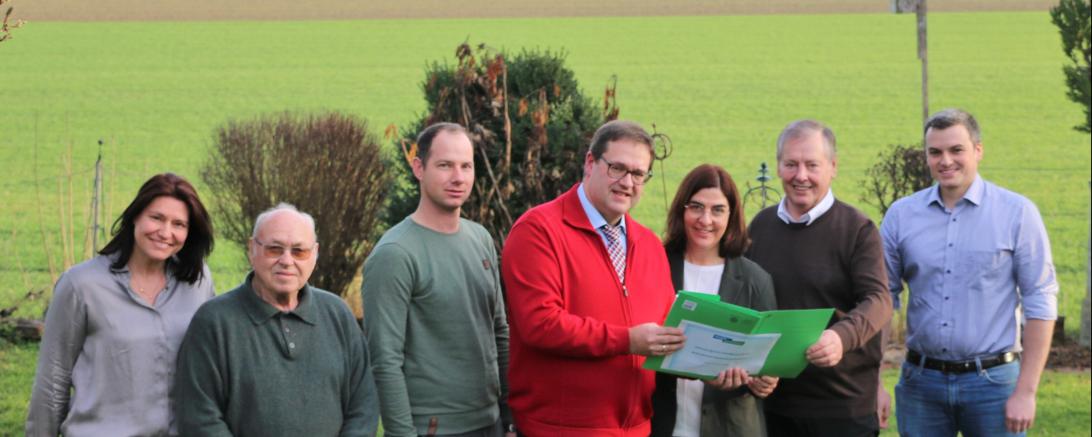 Im Bild sind die Vertreter der Interessengemeinschaft gemeinsam mit Michael Bosse und mit dem Abgeordneten Johann Häusler zu sehen.