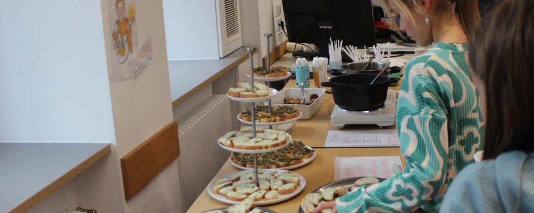 Beim römischen Nachmittag des Theodor-Heuss-Gymnasiums Nördlingen fand das Buffet mit römischen Leckereien großen Anklang.