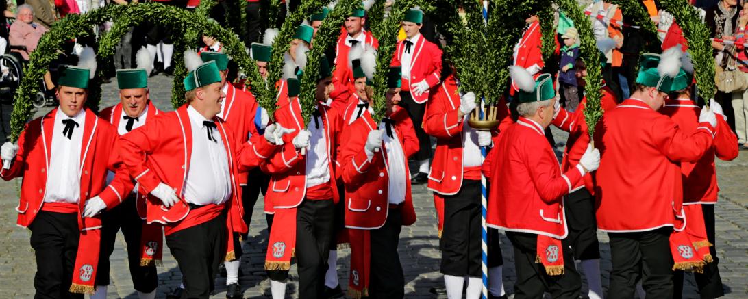 Bestandteil der Vorstellung sind verschiedene Tanzelemente: „Schlange", "Laube“, "Kreuz", die beeindruckende „Krone“ und zum Abschluss das „Changieren“.