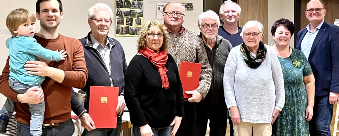 vlnr. stellv. Ortsvorsitzender Matthias Habicht, Hans Giessl (50 Jahre), Margot Frasch (25 Jahre), Toni Reiter (50 Jahre), Franz Eisenbarth (25 Jahre), Frank Schwerin (10 Jahre), Gabi Leberle (25 Jahre), Martina Krommrei (Ortsvereinsvorsitzende und 10 Jahre), Georg Wiedemann (stellv. Unterbezirksvorsitzender und Landtagskandidat).