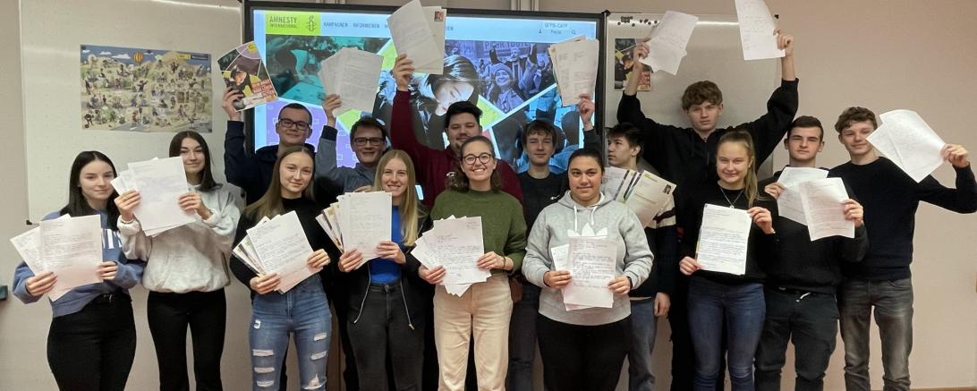 Der Deutschkurs d5 der Q12 hat ebenfalls am Amnesty-Briefmarathon teilgenommen und sich mit etlichen handgeschriebenen sowie vorgedruckten Briefen für das Schicksal von dreizehn Menschen eingesetzt.