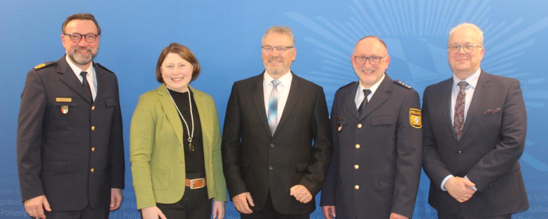 Auf dem Bild zu sehen (von links): Leiter des Polizeipräsidiums Schwaben Nord, Martin Wilhelm, stellvertretende Landrätin Claudia Marb, der ehemalige Leiter der Polizeiinspektion Rain, Ralf Schurius, der neue Leiter der Polizeiinspektion Rain, Peter Grieser und der Bürgermeister der Stadt Rain, Karl Rehm. 