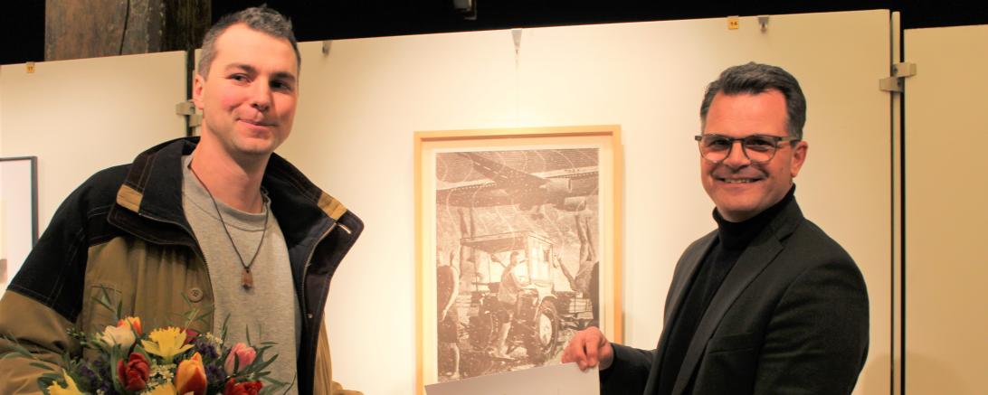 Oberbürgermeister Jürgen Sorré (rechts) übergibt den Donauwörther Kunstpreis an Wol J. Gruber. 