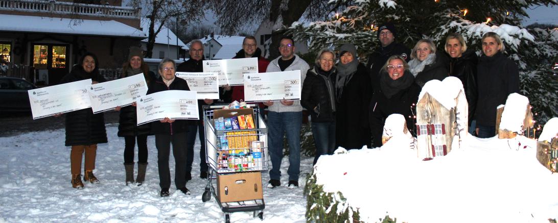 Bild zeigt die Spendenempfänger, sowie ein Teil des Organisationsteams: Hildegard Höfl, Christa Bayer, Marcus Keßler, Stefanie Körner, Lisa Hänlein, Jennifer Dürrwanger, Jacqueline Winter