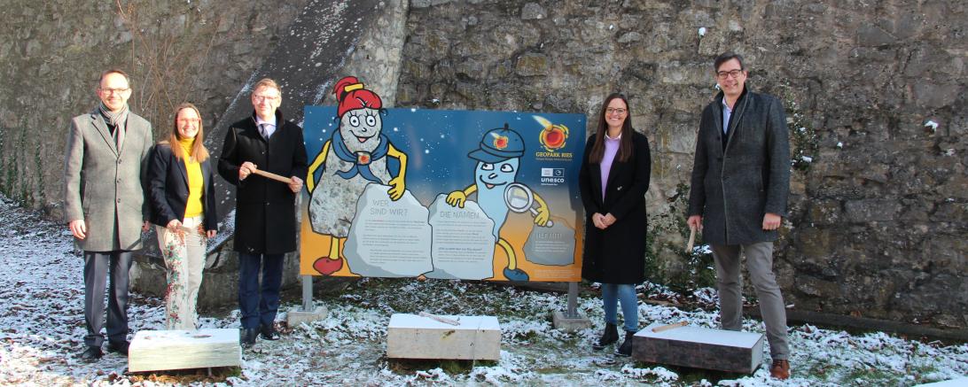 Kindertafel mit „Suevitchen“ und „Riesitchen“ sowie Klangsteine der Kinder-Erlebnisstation Wemding.