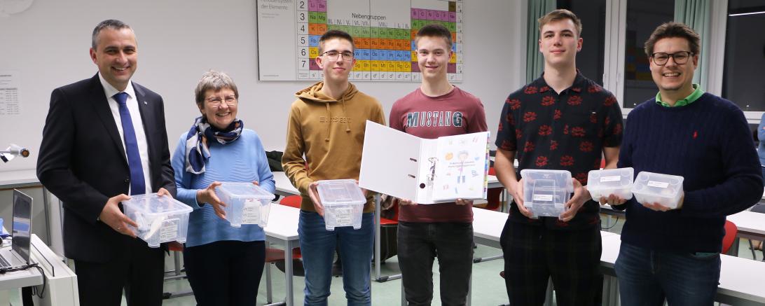 Bernd Mieling (RVB Ries) und Dr. Renate Rachidi (Schulleiterin THG) bei der Präsentation der Ergebnisse mit Patrick Schröppel, Max Baumann, Jonathan Bach und StR Sebastian Thönes.