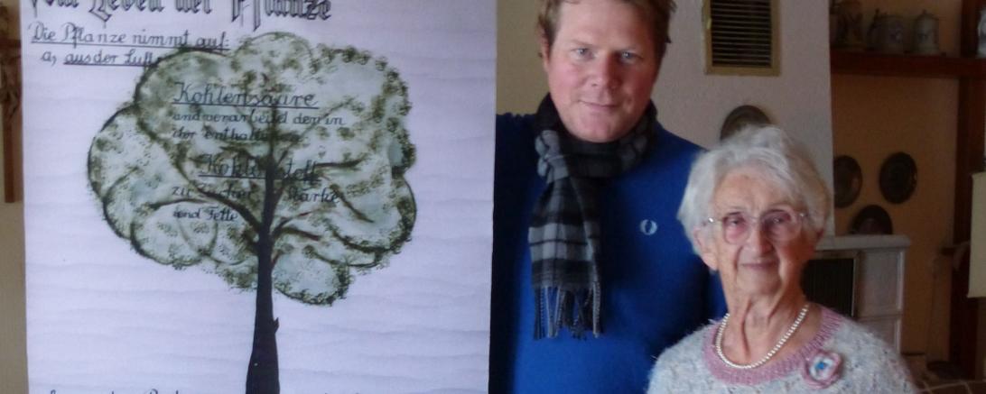 Übergabe von historischen Postern für den Schulunterricht