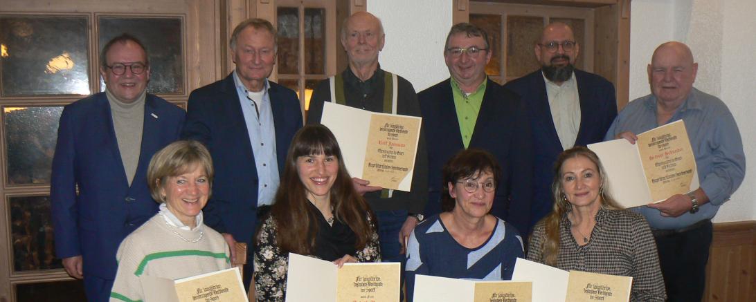 Hintere Reihe von links: Roland Pickhard (Kreisvorsitzender BLSV), Werner Freißler, Ralf Jaumann, Bgm. Albert Riedelsheimer, Rolando Peceros (Kreisvorsitzender BSJ), Helmut Schneider (stv. Kreisvorsitzender). Auf dem Bild fehlt Wilhelm Imrich. Vordere Reihe von links: Evi Kühling, Judith Rau, Birgit Klinger, Birgit Christ.