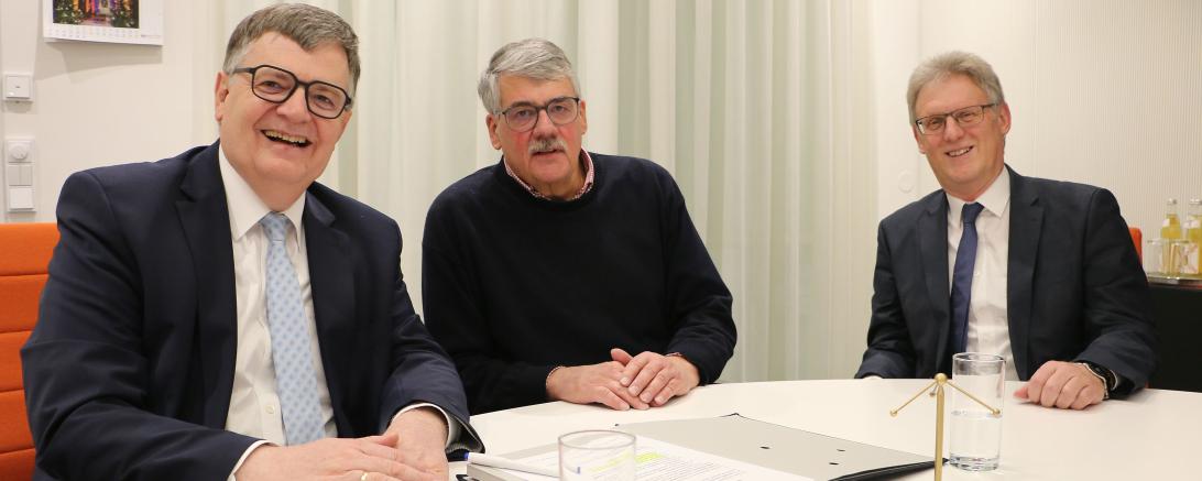 Paul Ritter (links) und Bernhard Ströbele (rechts) überraschten Dr. Wilfried Sponsel mit der guten Nachricht: Er wird für sein herausragendes Engagement mit dem Rieser Heimatpreis 2023 ausgezeichnet.
