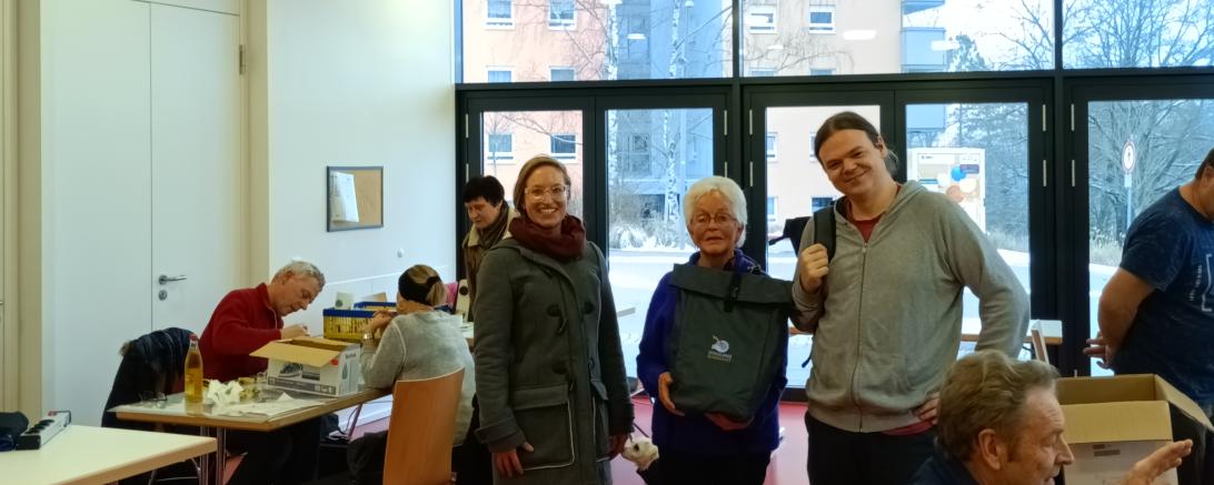 Ehrenamtsrucksäcke an Mitarbeiter des Reparatur Café s DONAURIES überreicht.