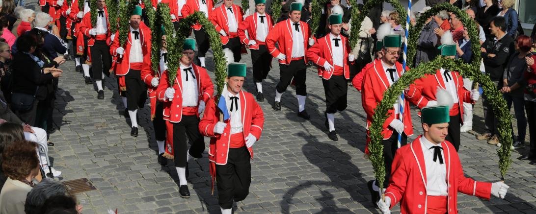 Unzählige Schaulustige säumen den ganzen Tag über die Straßen.