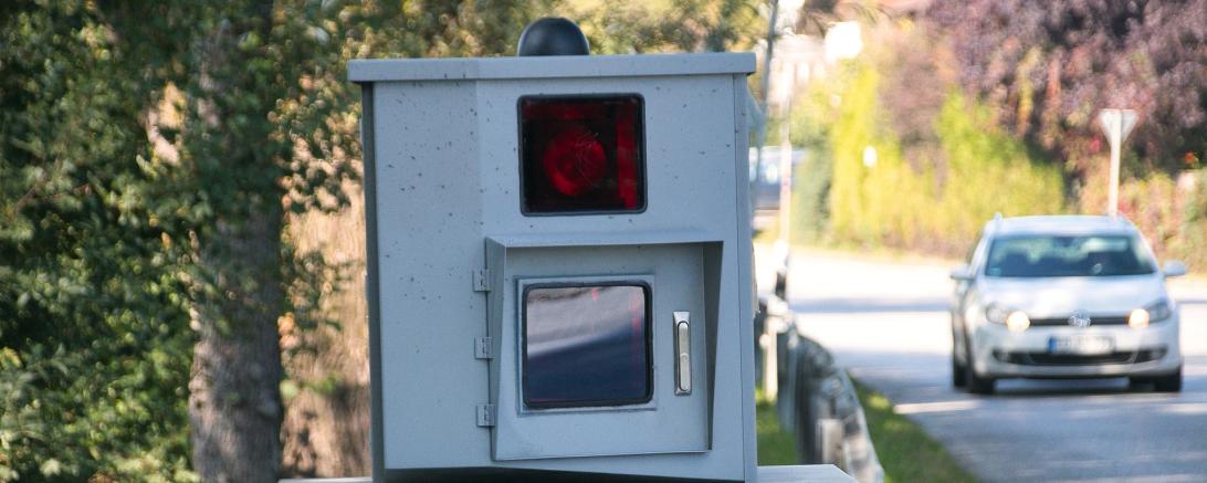 Blitzer am Straßenrand