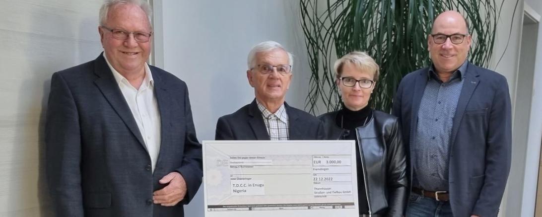 Übergabe des Erlöses an Herrn Lothar Kolb, 2. Vorsitzender des Förderkreises Therapeutic Day Care Centre, Herr Johannes Käser, Frau Sandra Oettle, Herr Bernhard Raab.