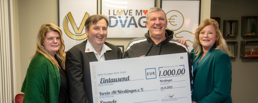 Cornelia Panitz, zweite Vorsitzende des Vereins Alt Nördlingen, erster Vorsitzender Axel Schönmüller, Alexander Boschek, Geschäftsführer der Allfinanz in Nördlingen und Kerstin Nolting, Allfinanz, bei der Spendenübergabe.