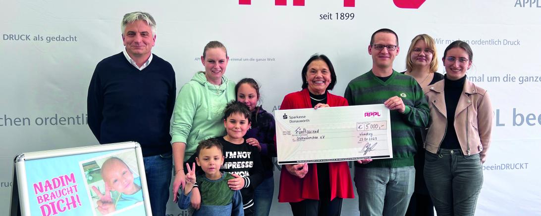 Auf dem Bild zu sehen (von links:) Markus Appl (Geschäftsführer Firmengruppe Appl), Marina Jeha (Mutter von Nadim), Nadim Jeha und seine Geschwister, Rosmarie Schweyer (Glühwürmchen e.V.), Markus Dinkelmeier (BR-Vorsitzender Firmengruppe Appl), Teresa Götz (BR-Schriftführerin Firmengruppe Appl), Lea Häusler (BR-Beisitzerin Firmengruppe Appl).