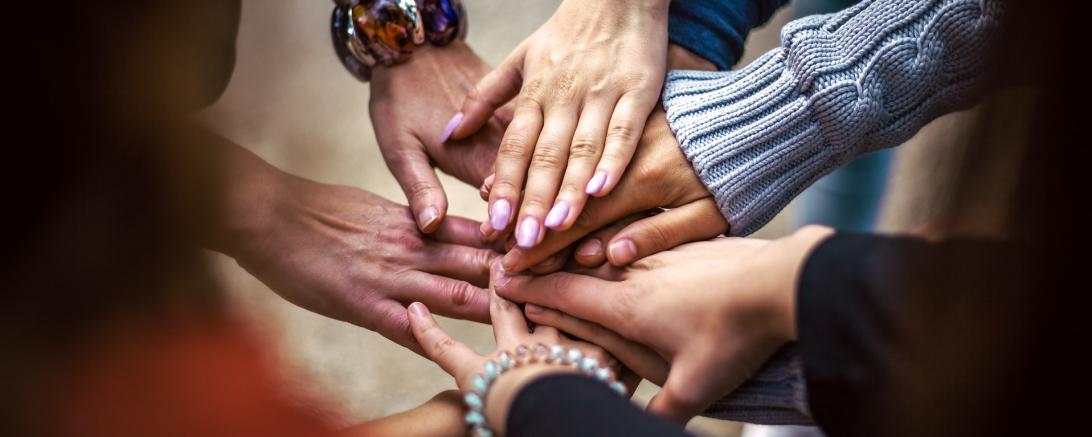Viele Hände bilden eine Gemeinschaft.