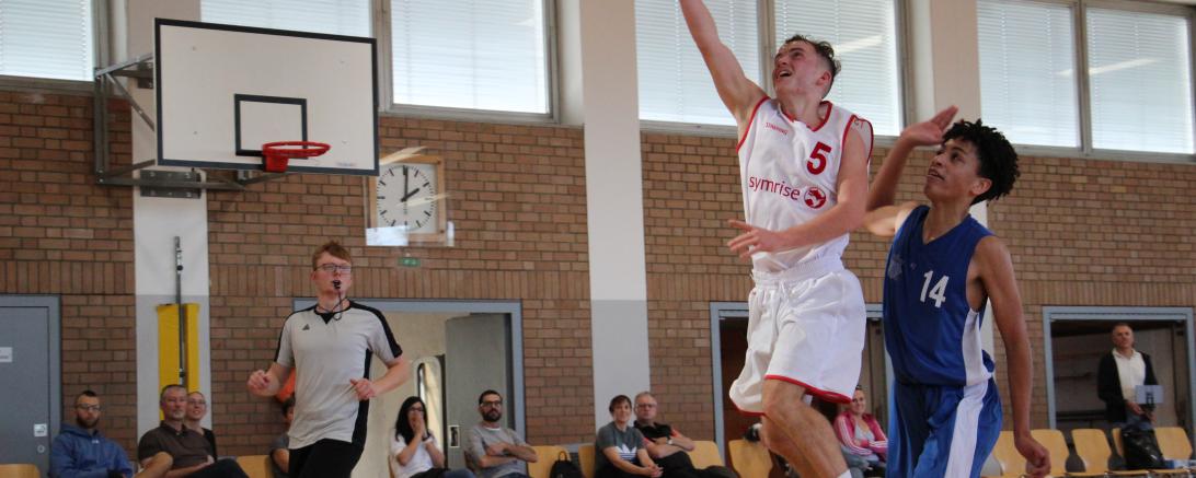 Jakob Scherer hier mit Zug zum Korb, - normalerweise lenkt er das Spiel und trifft von Außen, am Wochenende versenkte er  gleich sieben Dreipunktwürfe.   