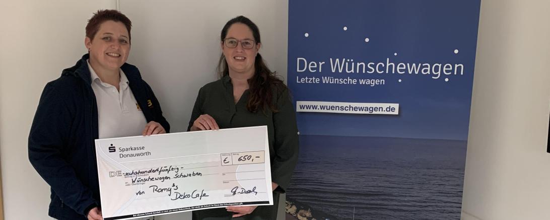 Rosemarie Trollmann-Dorsch überreicht die Spende an Rosemarie Trollmann-Dorsch.