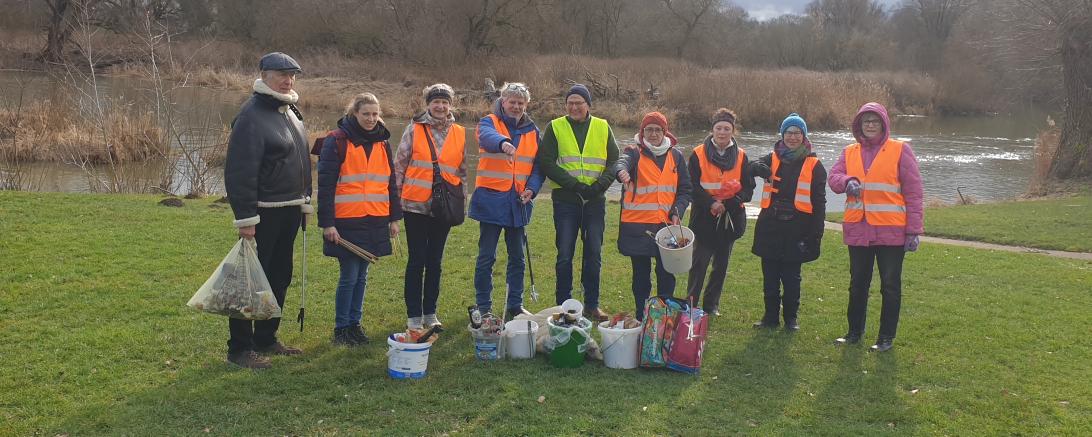 Das Bild zeigt die fleißigen Müll-Sammler.