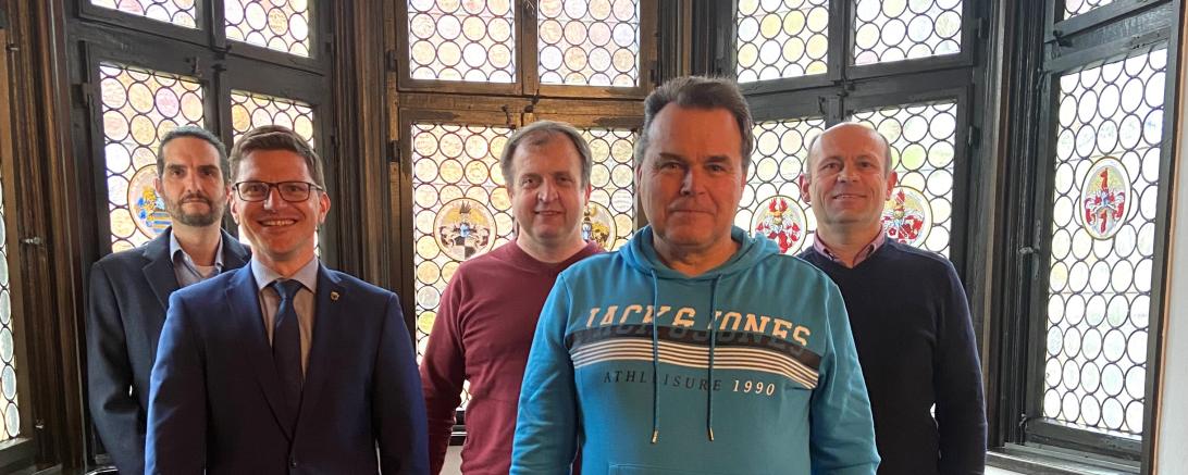 Ludwig Hesse-Petrowitsch (vorne rechts) ist neuer Feldgeschworener in Kleinerdlingen. 