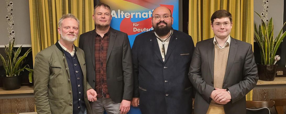 v.l.n.r: MdL Ulrich Singer, Kandidat für den Bezirkstag Marco Fänger, Kandidat für den Landtag Markus Striedl und  der Versammlungsleiter Mario Schulze. 