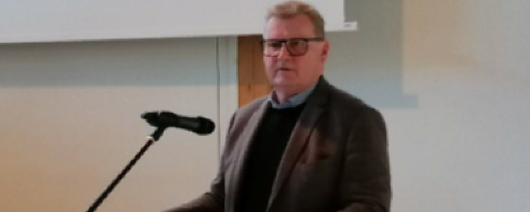 Bezirksvorsitzender Josef Ambros begrüßte die Innungsmitglieder zur Bezirksversamm-lung des Bayerischen Zimmererhandwerks in Leipheim.