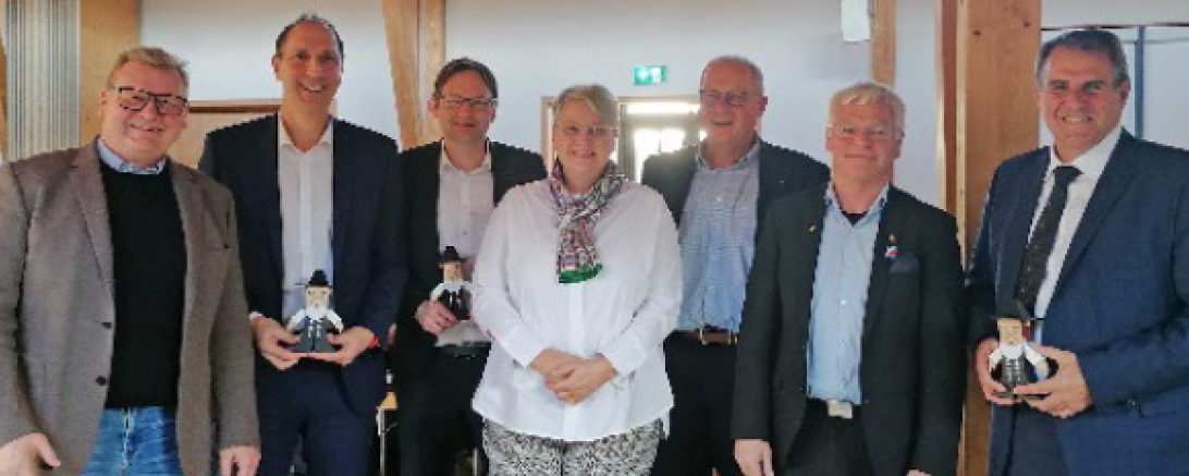 Erster Bürgermeister Christian Konrad, Landrat Hans Reichhart und Bundestagsmit-glied Christoph Schmidt bekamen einen „Timmy“ überreicht. V.l.n.r.: Bezirksvorsitzender Josef Ambros, Bundestagsmitglied Christoph Schmid, Landrat Hans Reichhart, Bezirksvertreterin der Unternehmerfrauen Susanne Gumpp, Erster Vizepräsident des LIV Alexander Gumpp, LIV-Präsident Peter Aicher und Ers-ter Bürgermeister Christian Konrad.