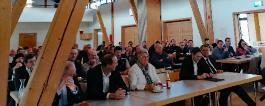 Über 70 Personen kamen zur Bezirksver-sammlung der Zimmerer Schwaben in Leip-heim.