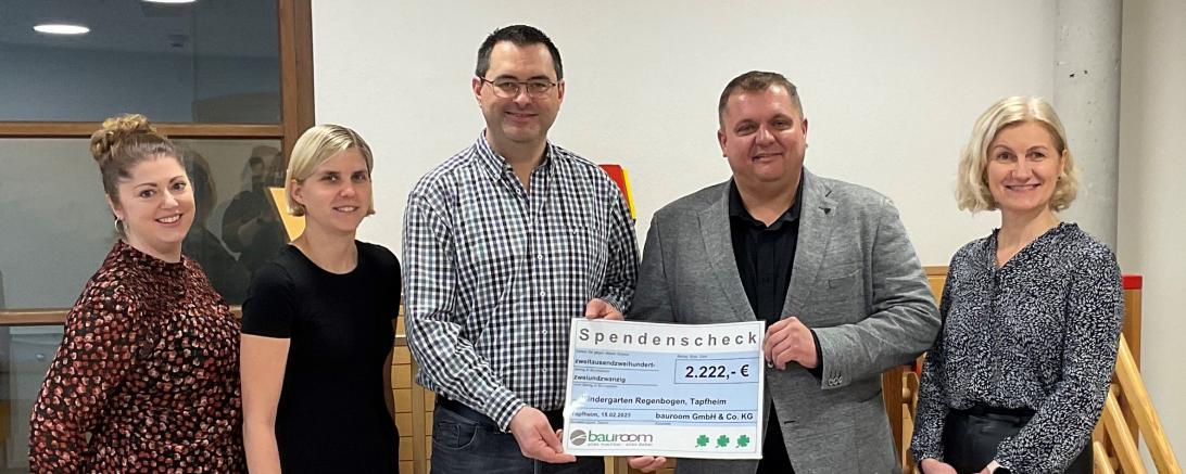 Nicole Ubl, Jacqueline Winter (Kindergarten Regenbogen), Christian Hofer (Geschäftsführer bauroom GmbH & Co. KG), Marcus Späth (1. Bürgermeister der Gemeinde Tapfheim), Arijana Löffler (Assistenz der Geschäftsleitung bauroom GmbH & Co. KG)