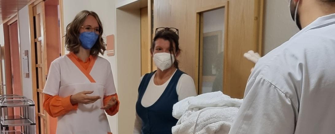 Das Bild zeigt MdL Eva Lettenbauer (links) im Gespräch mit Sozialdienstleitung Andrea Eireiner (rechts) und einem Mitarbeiter des St. Vizenz