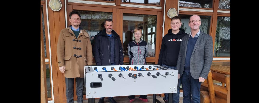 Das Bild zeigt v.l.n.r. Matthias Thienel, Timm Albert, SchülersprecherInnen Carolin Thum & Leon Drexel von der SMV sowie Erwin Seiler.