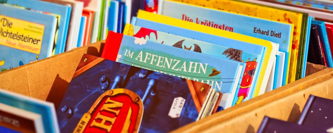 Gebrauchte Bücher in einer Kiste.