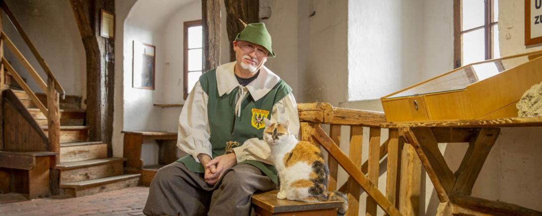 Katze Wendelstein gemeinsam mit einem Nördlinger Türmer