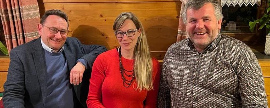 Karl Kolb (rechts), Vorsitzender der CSU Megesheim, freute sich über die Versammlungsgäste: Bundestagsabgeordneter Ulrich Lange und Maximiliane Böckh