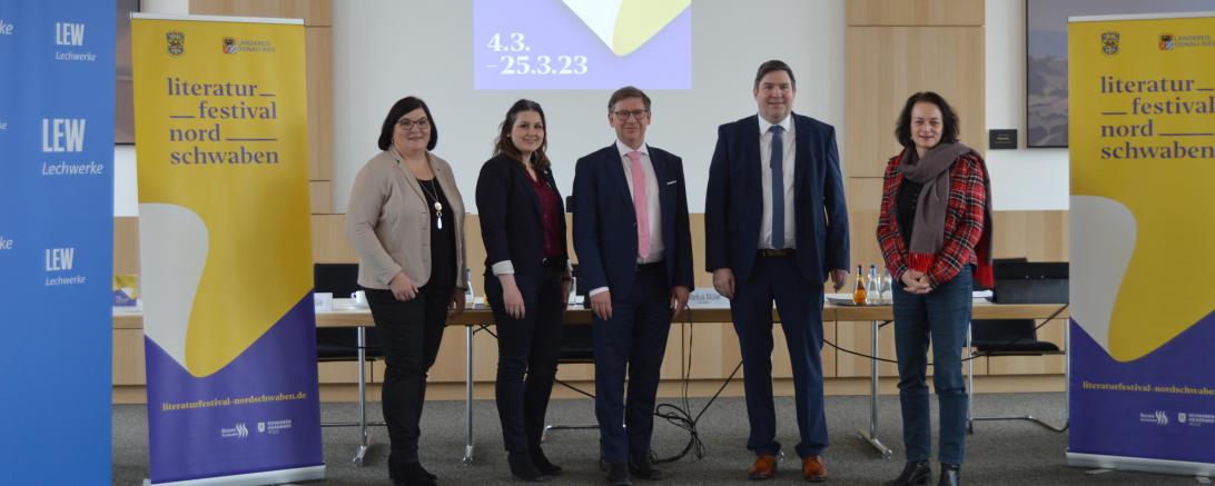 Das Bild zeigt (von links) Lydia Edin (Geschäftsführerin Dillinger Kulturtage), Jennifer Werner (Regionalmanagerin Landkreis Donau-Ries), Stefan Rößle (Landrat Donau-Ries), Markus Müller (Landrat Dillingen) und Dr. Sylvia Heudecker (Schwabenakademie Irsee).