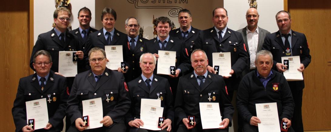 1. Reihe v.l.n.r.: Ehrung 40 Jahre: Rainer Nier, Hans-Georg Schweinbeck, Vitus Schröttle, Rudolf Hirschbeck, Franz-Michael Schneider; 2. Reihe von v.l.n.r.: Ehrung 25 Jahre: Thomas Blüm, Johannes Schneider, Matthias Graf, Thomas Lechner, Markus Reigel; 3. Reihe von v.l.n.r.: Markus Graf (2. Kdt.), Heinz Mayr (KBI), Alfons Schneider (1. Kdt.), Harald Müller (Bgm.).
