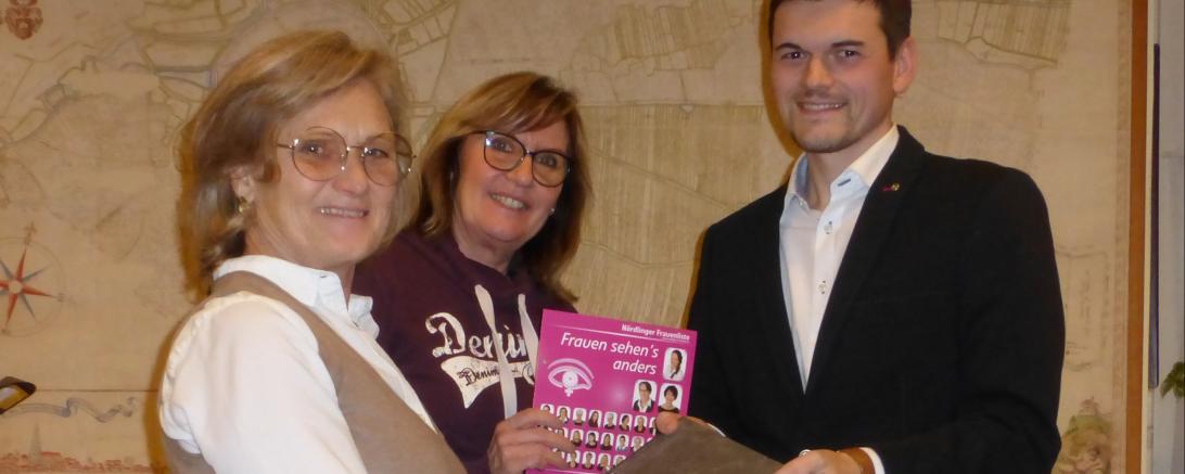 Die Nördlinger Frauenliste hat dem Archiv der Stadt Nördlingen ihre „Geschichte“ in einem zusammengestellten Ordner überreicht.