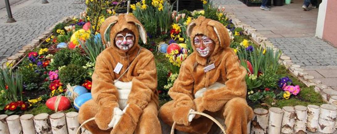 Das Bild zeigt zwei Kinder die als Osterhase verkleidet sind.