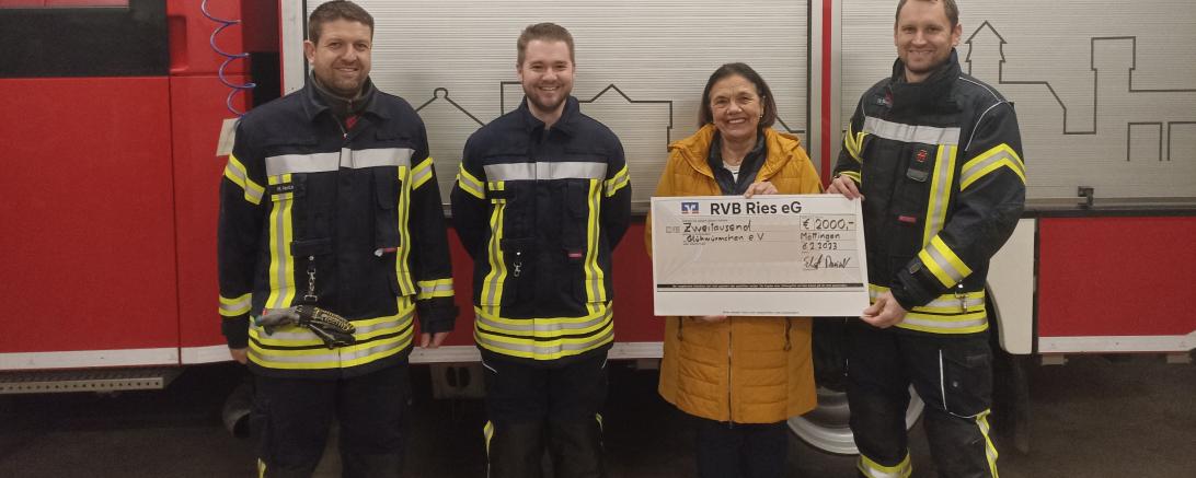 von links nach rechts: Michael Hertle (Kassier), Dominik Schäff (1. Vorstand), Rosmarie Schweyer (Vorstand Glühwürmchen e.V.) und Stefan Thum (Organisator der Aktion)