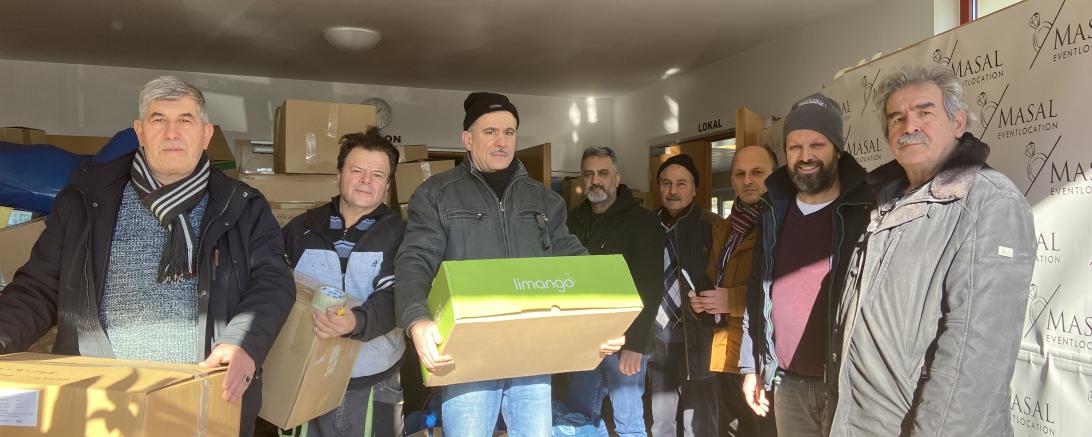 Helfer vom Türkischen Kulturzentrum in Donauwörth nehmen Spenden entgegen. 