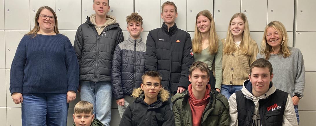 Das Bild zeigt auf der linken Seite die Lehrkraft Schulpsychologin Carolin Beyhl und rechts die Schulsozialarbeiterin Elke Adler.