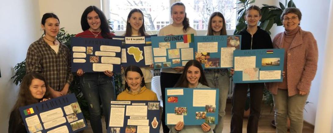 Auch Schülerinnen der neunten Jahrgangsstufe gestalteten verschiedene Plakate zu französischsprachigen Ländern.