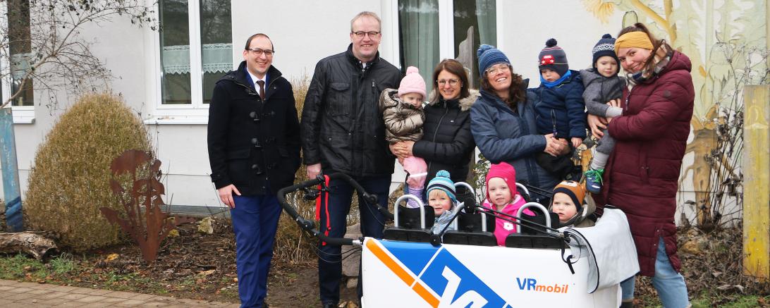 Auf unserem Bild strahlen um die Wette (von links): Stefan Fackler (Raiffeisen-Volksbank Ries), 2. Bürgermeister Herbert Seefried, Leiterin Barbara Gutmann mit ihren Kolleginnen Tanja Dinkelmeyer und Annika Stowasser und Krippenkinder vor der Kita in Hainsfarth. 