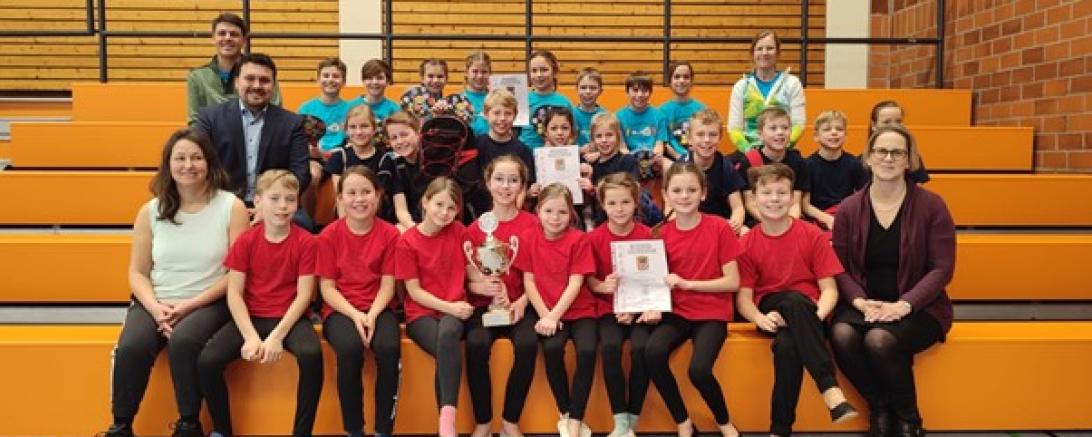 Auf dem Bild sind Kinder der Grundschule Nördlingen bei der Siegerehrung zu sehen.