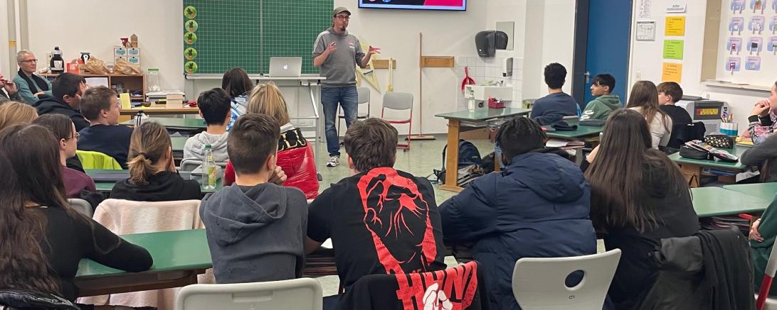 Bernd Siegler, Hannes Orth, Schülerinnen und Schüler der Klassen 8R & 8M