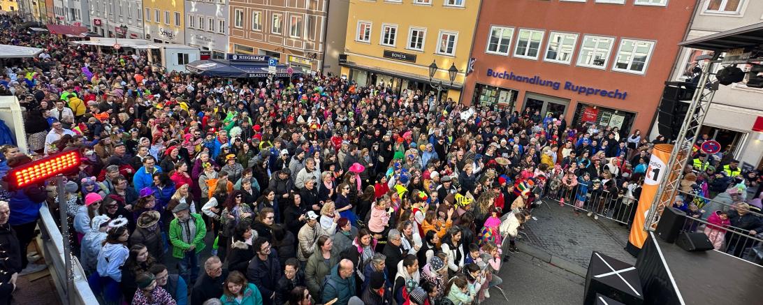 Bereits am Nachmittag stehen die Besucher des Tandlerfaschings dicht gedrängt und jubeln den Aktiven auf der Bühne zu.